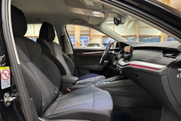 musta Skoda Octavia 2023 kuva 15.