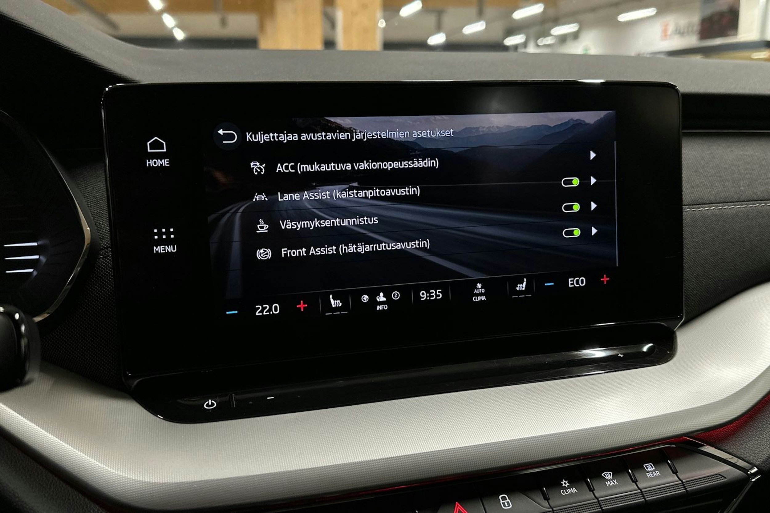 musta Skoda Octavia 2023 kuva 18.