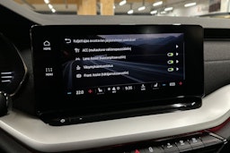 musta Skoda Octavia 2023 kuva 18.