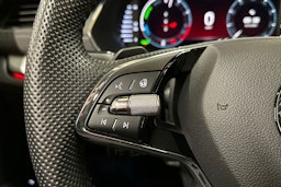 musta Skoda Octavia 2023 kuva 24.