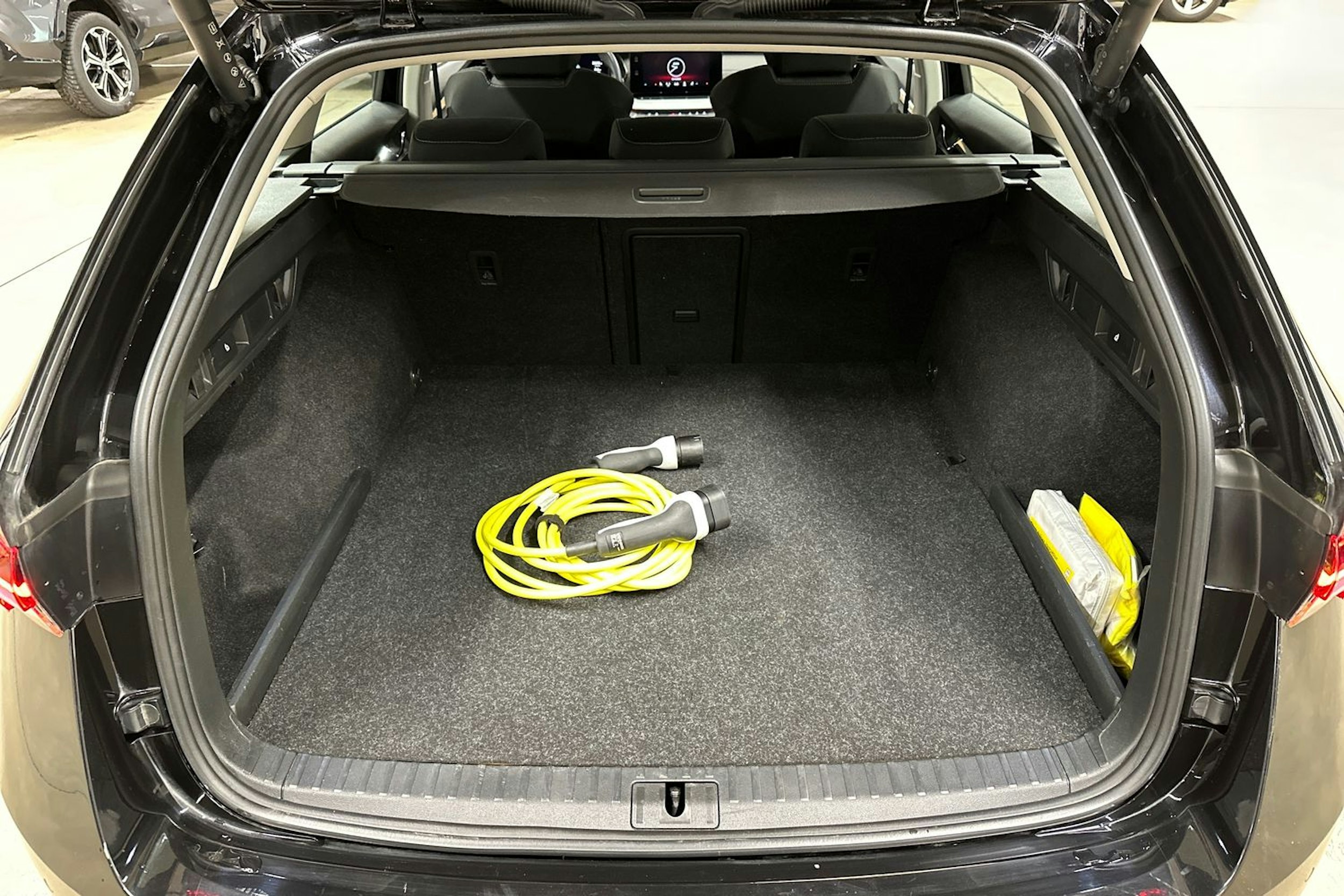 musta Skoda Octavia 2023 kuva 27.