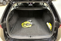 musta Skoda Octavia 2023 kuva 27.