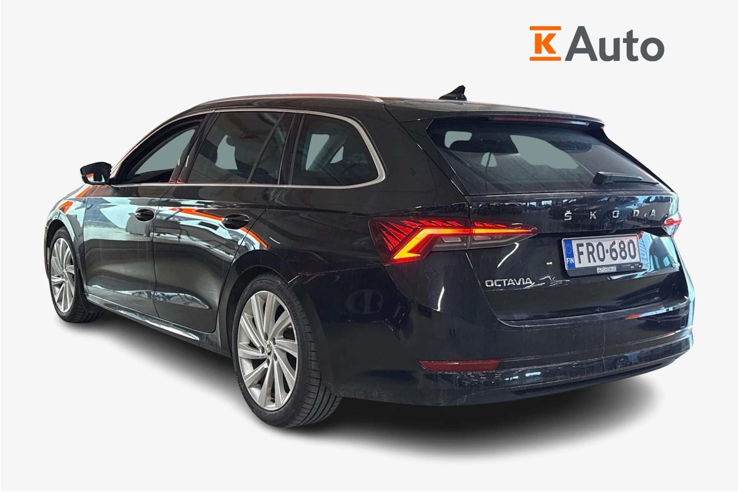 musta Skoda Octavia 2023 kuva 2.