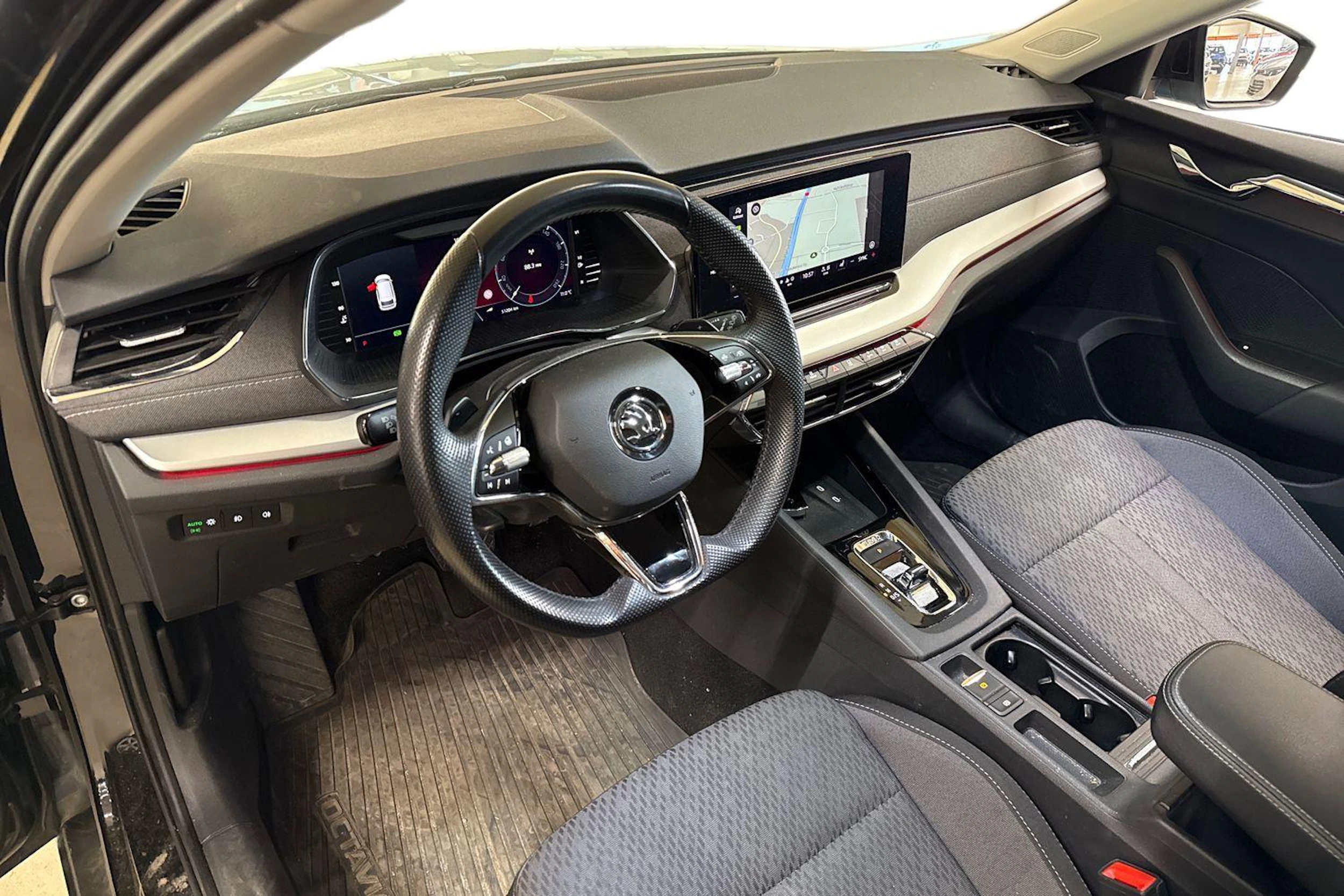 musta Skoda Octavia 2023 kuva 3.