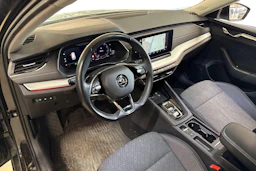 musta Skoda Octavia 2023 kuva 3.