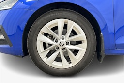 sininen Skoda Octavia 2023 kuva 9.