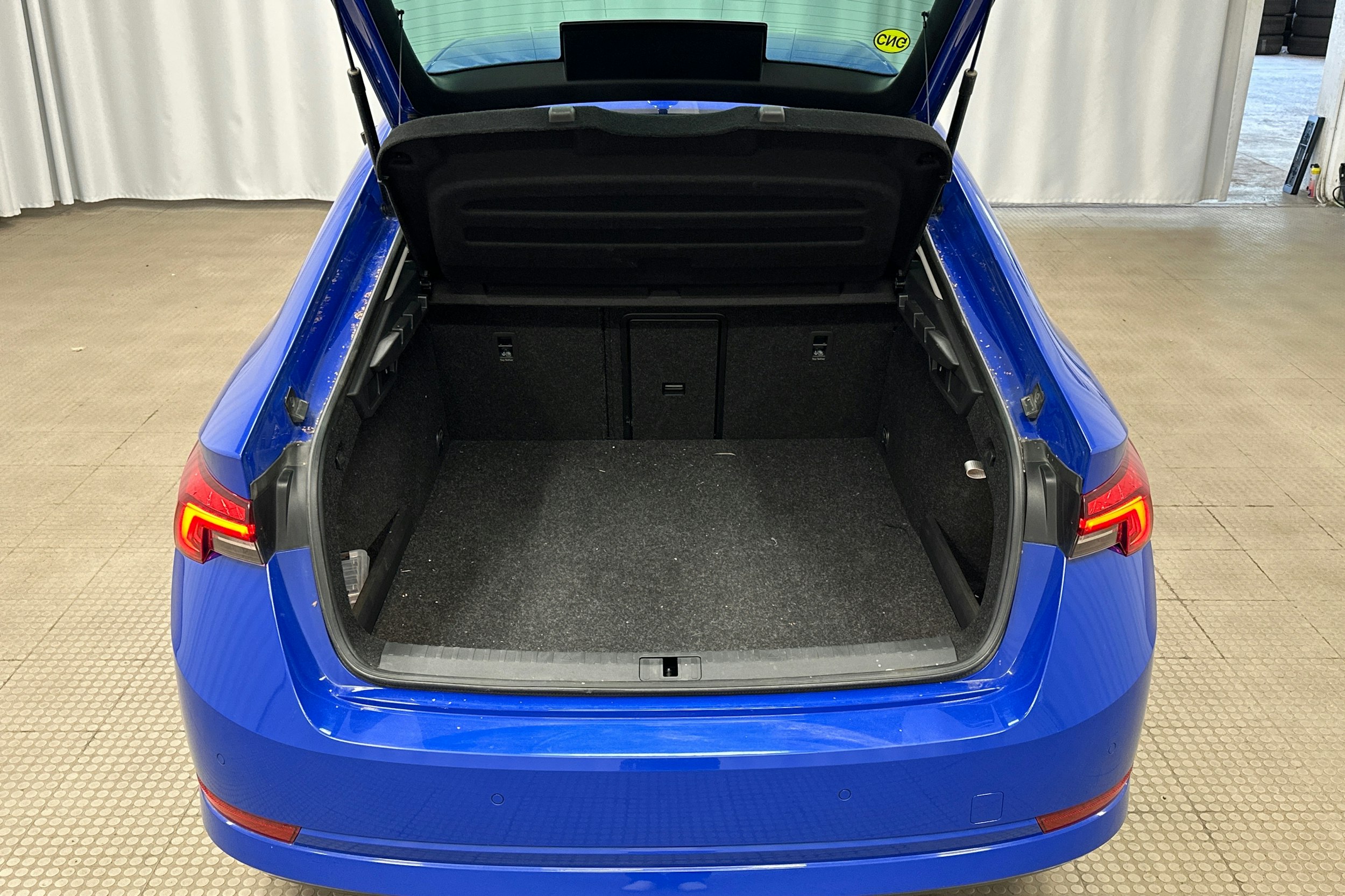 sininen Skoda Octavia 2023 kuva 23.