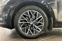 Musta Skoda OCTAVIA 2023 kuva 11.