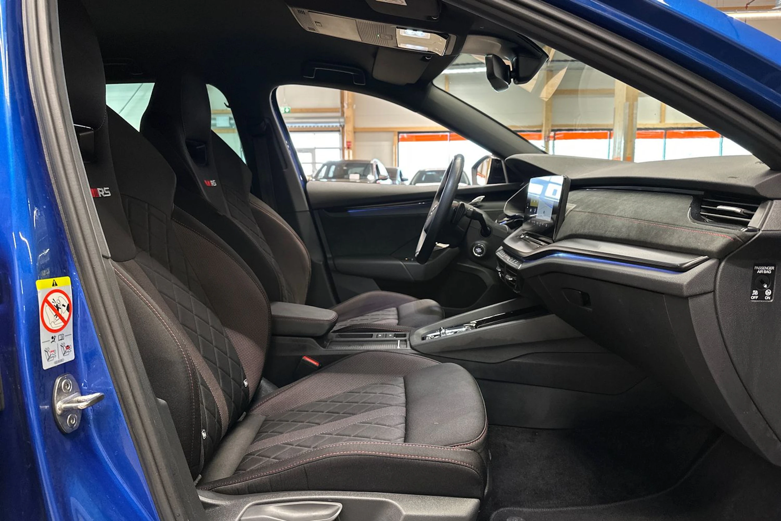 sininen Skoda Octavia 2023 kuva 15.