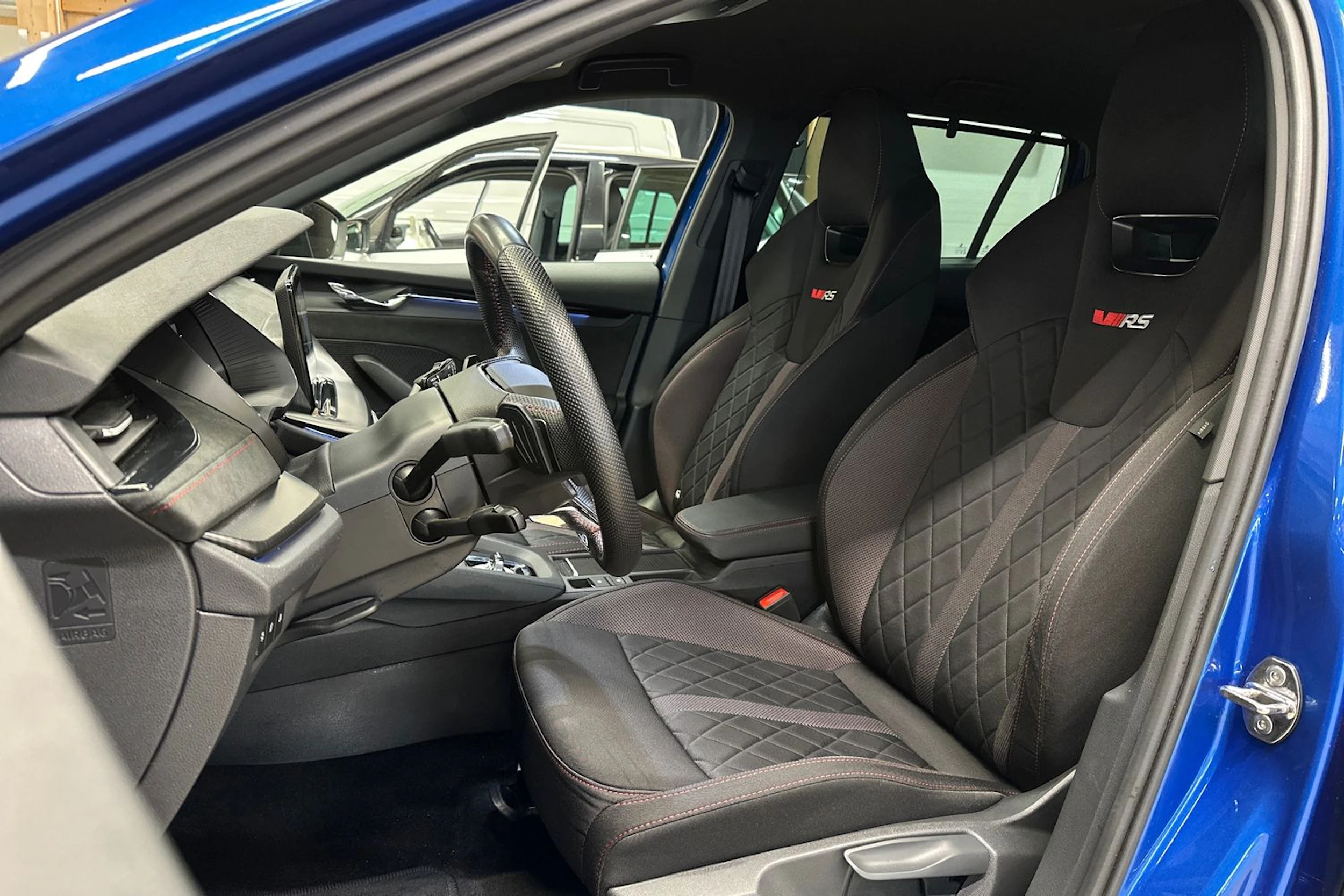sininen Skoda Octavia 2023 kuva 17.