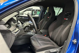 sininen Skoda Octavia 2023 kuva 17.