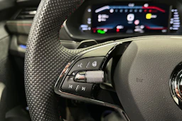 sininen Skoda Octavia 2023 kuva 27.