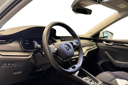 valkoinen Skoda Octavia 2023 kuva 3.