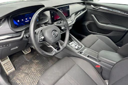 harmaa Skoda Octavia 2023 kuva 3.