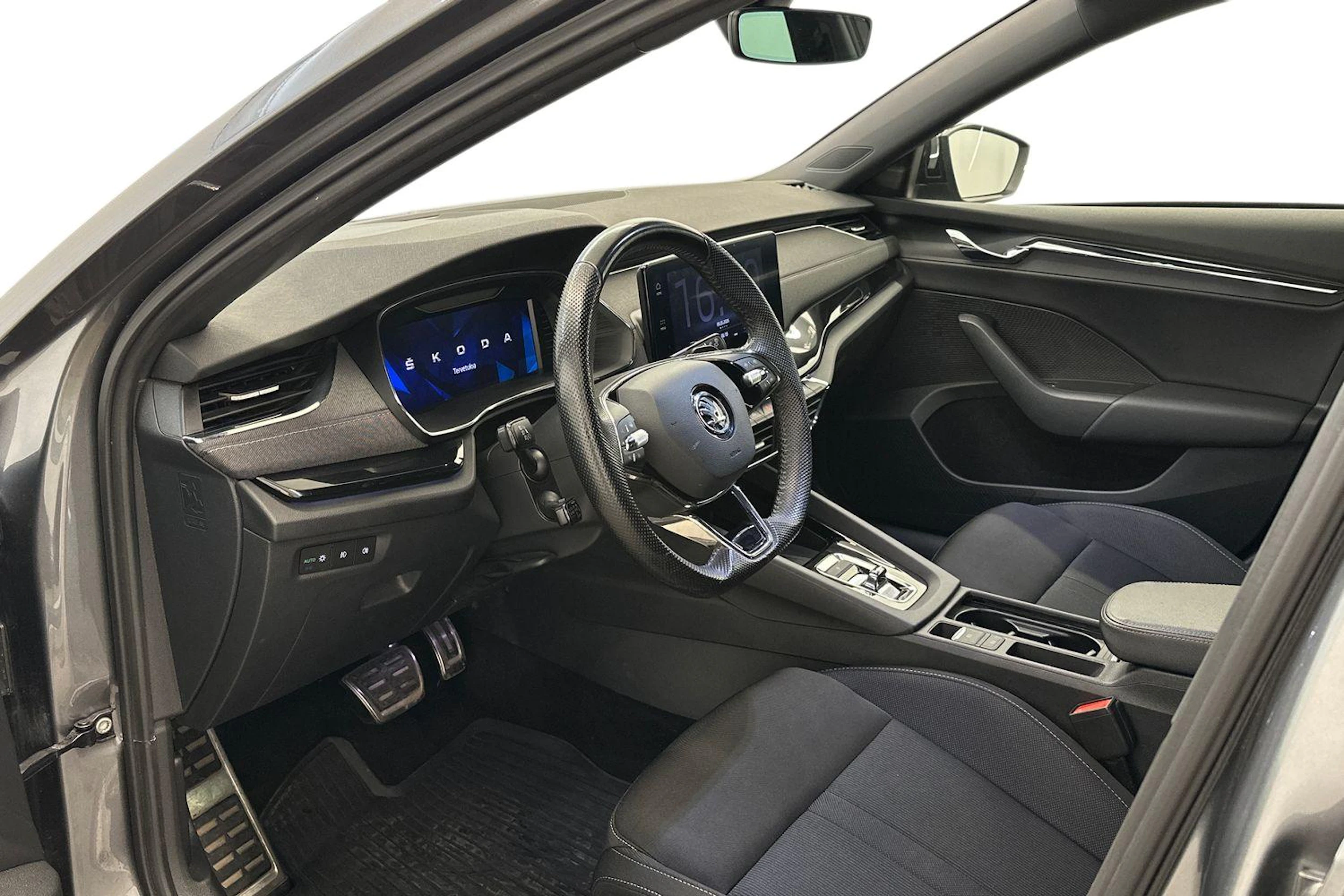 harmaa Skoda Octavia 2023 kuva 8.