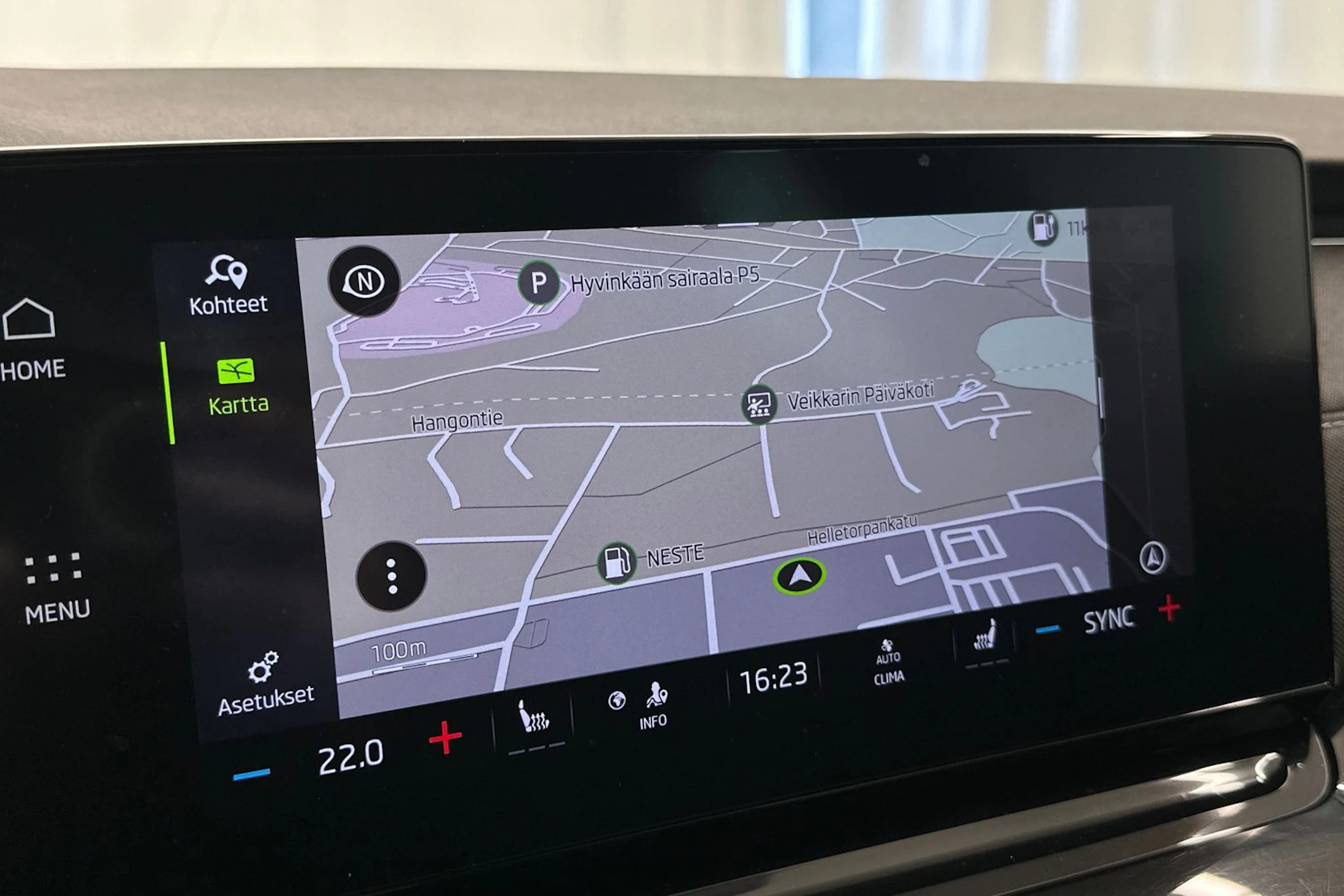 harmaa Skoda Octavia 2023 kuva 18.