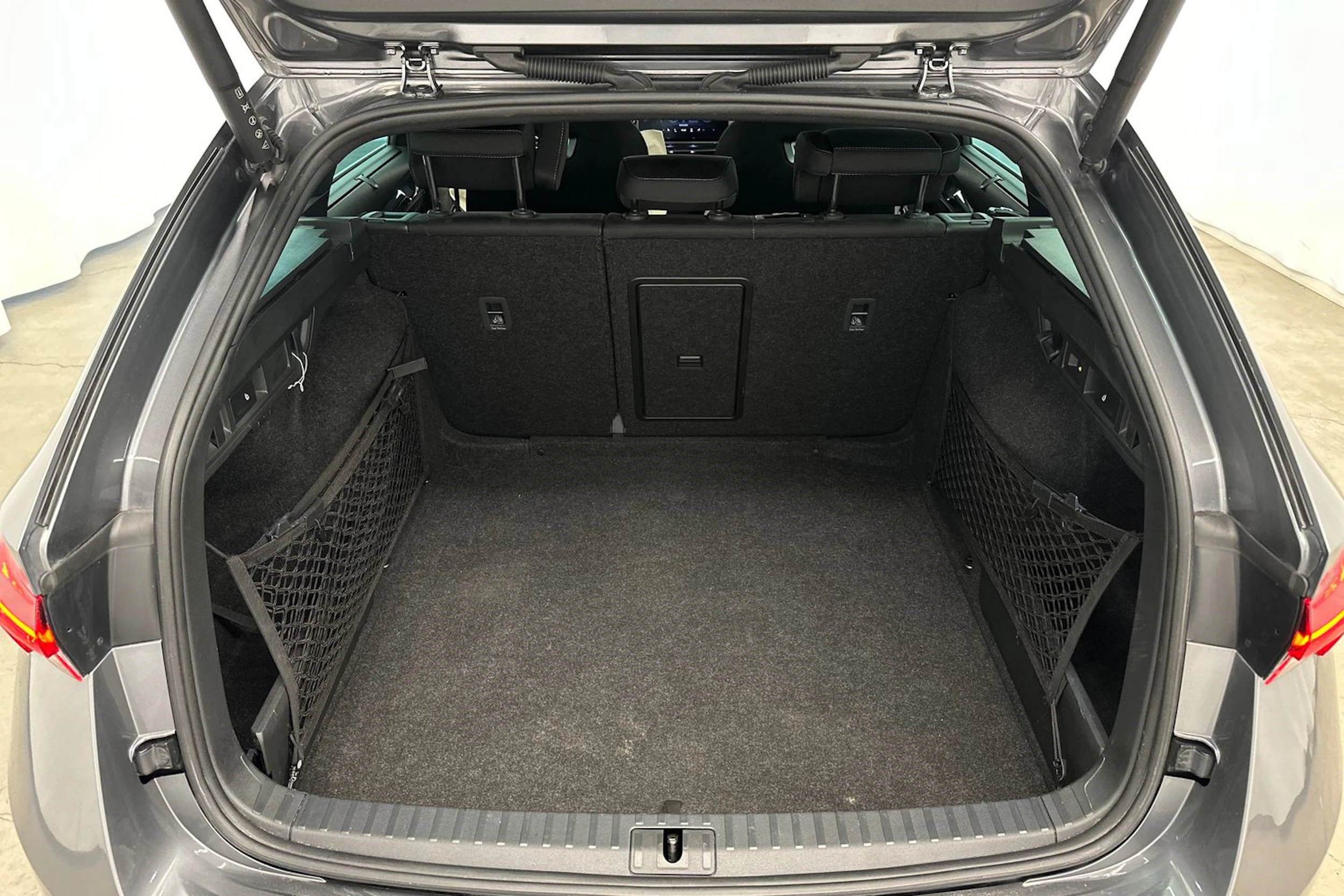 harmaa Skoda Octavia 2023 kuva 26.