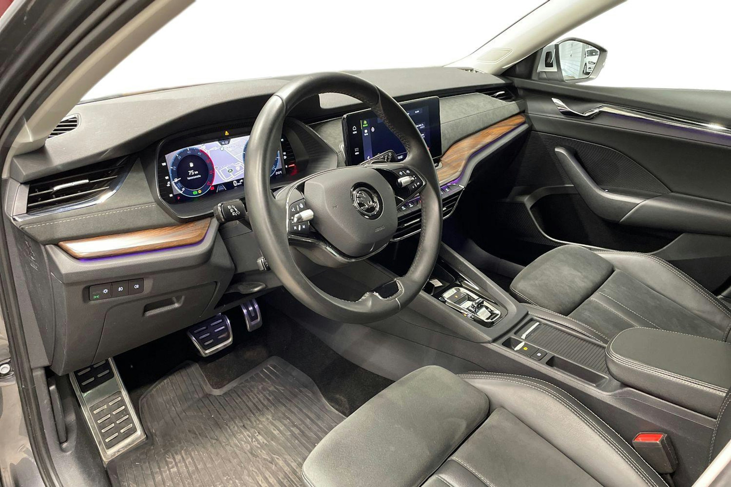 harmaa Skoda Octavia 2023 kuva 6.