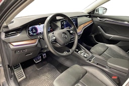 harmaa Skoda Octavia 2023 kuva 6.