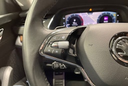 harmaa Skoda Octavia 2023 kuva 12.
