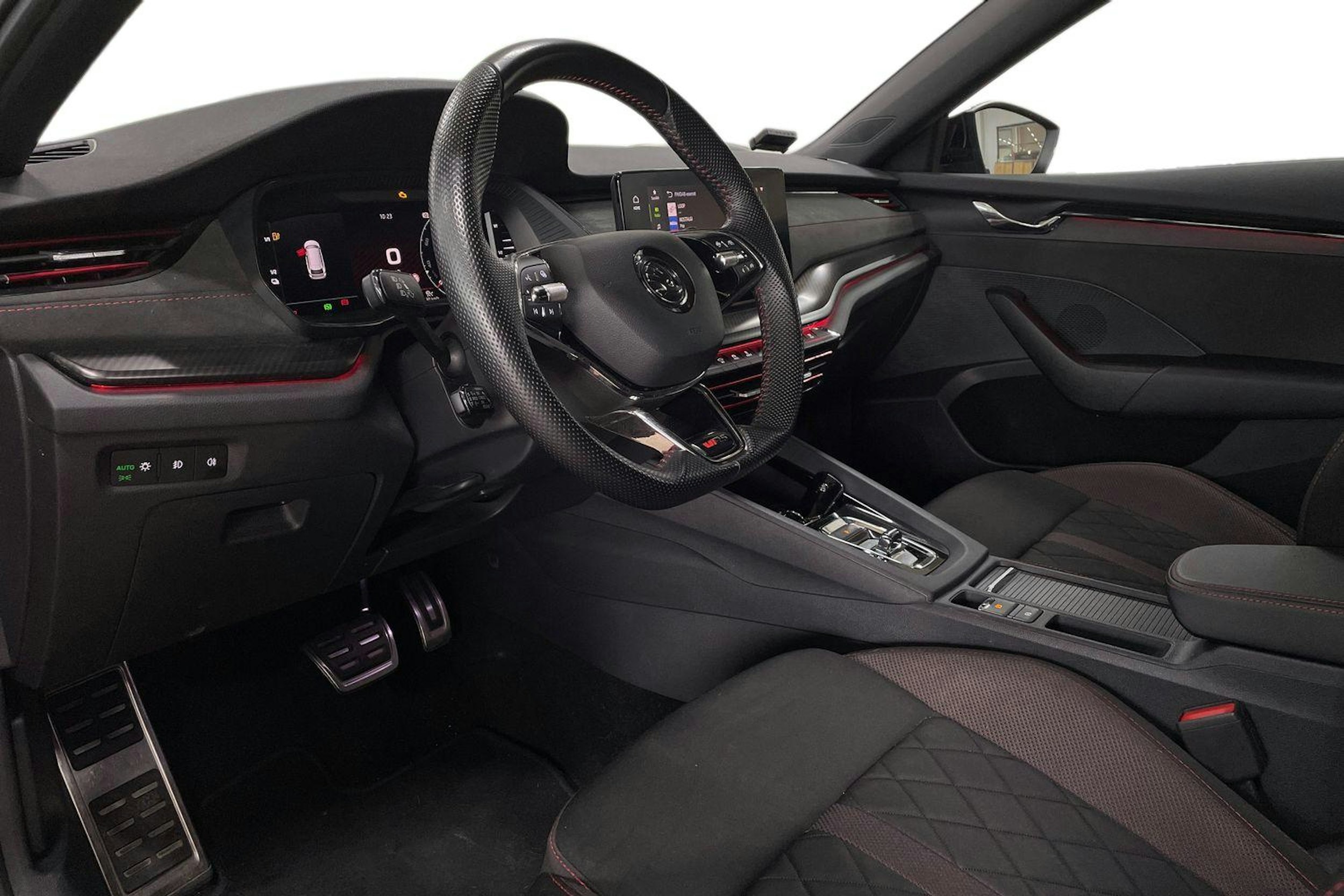 Punainen Skoda OCTAVIA 2023 kuva 7.