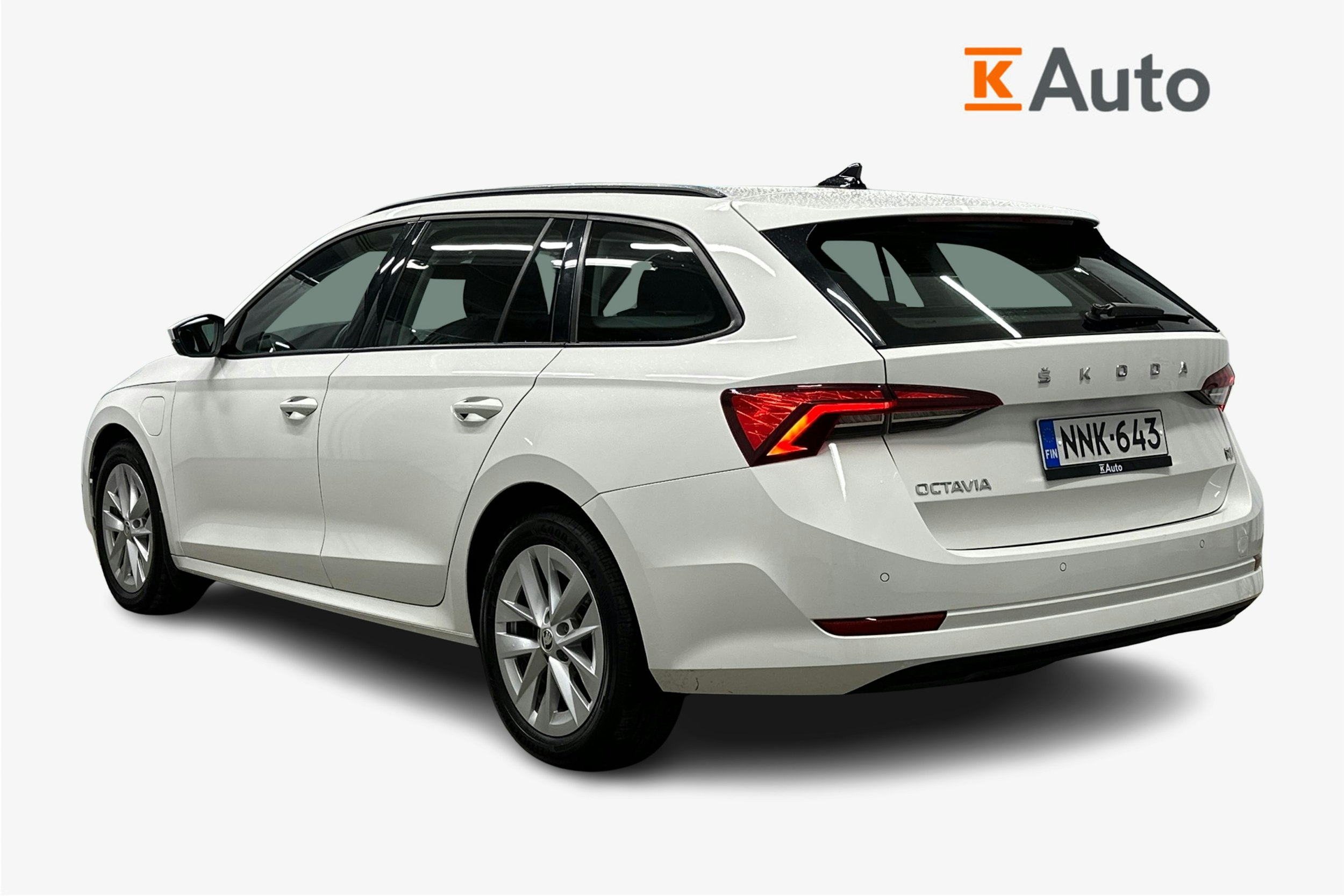 valkoinen Skoda Octavia 2023 kuva 2.