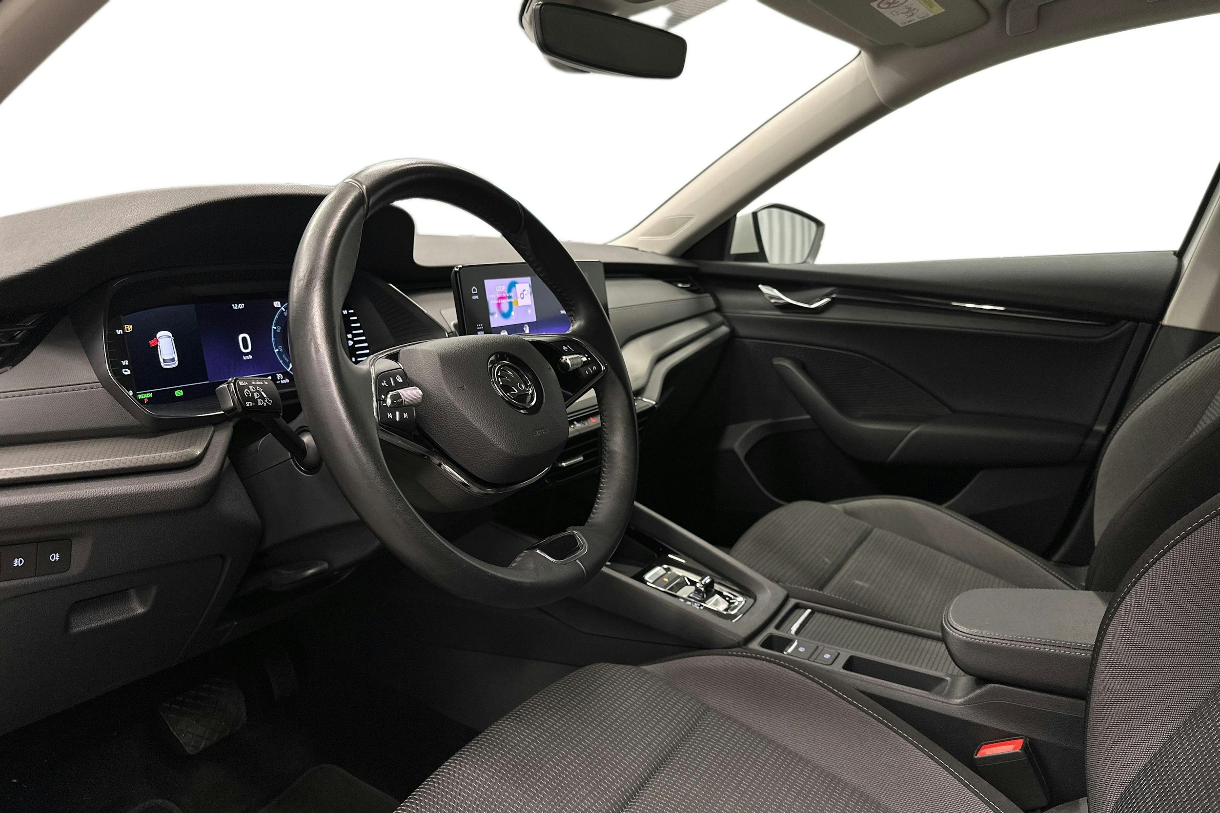 valkoinen Skoda Octavia 2023 kuva 7.