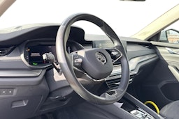 valkoinen Skoda Octavia 2024 kuva 3.