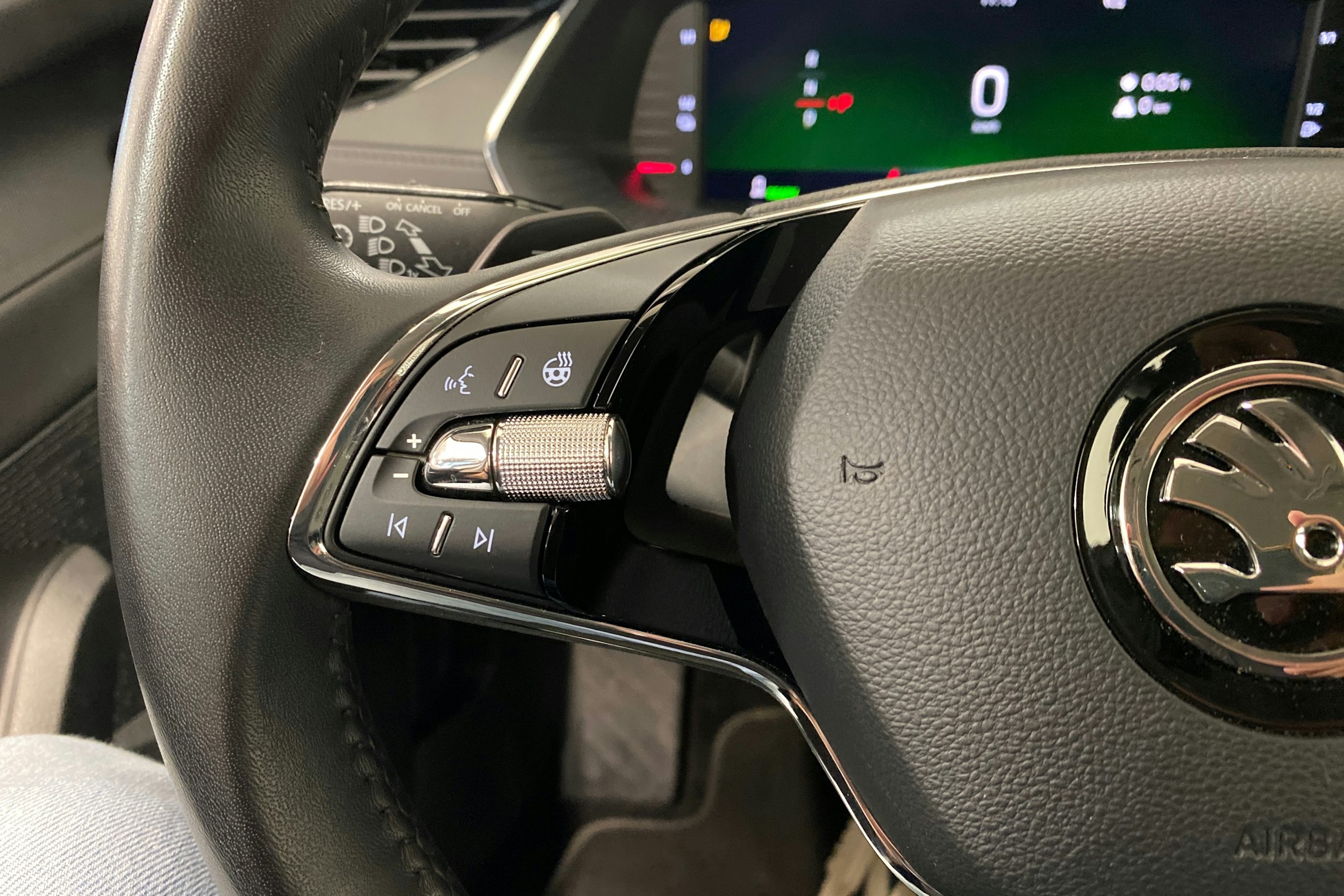 valkoinen Skoda Octavia 2024 kuva 15.