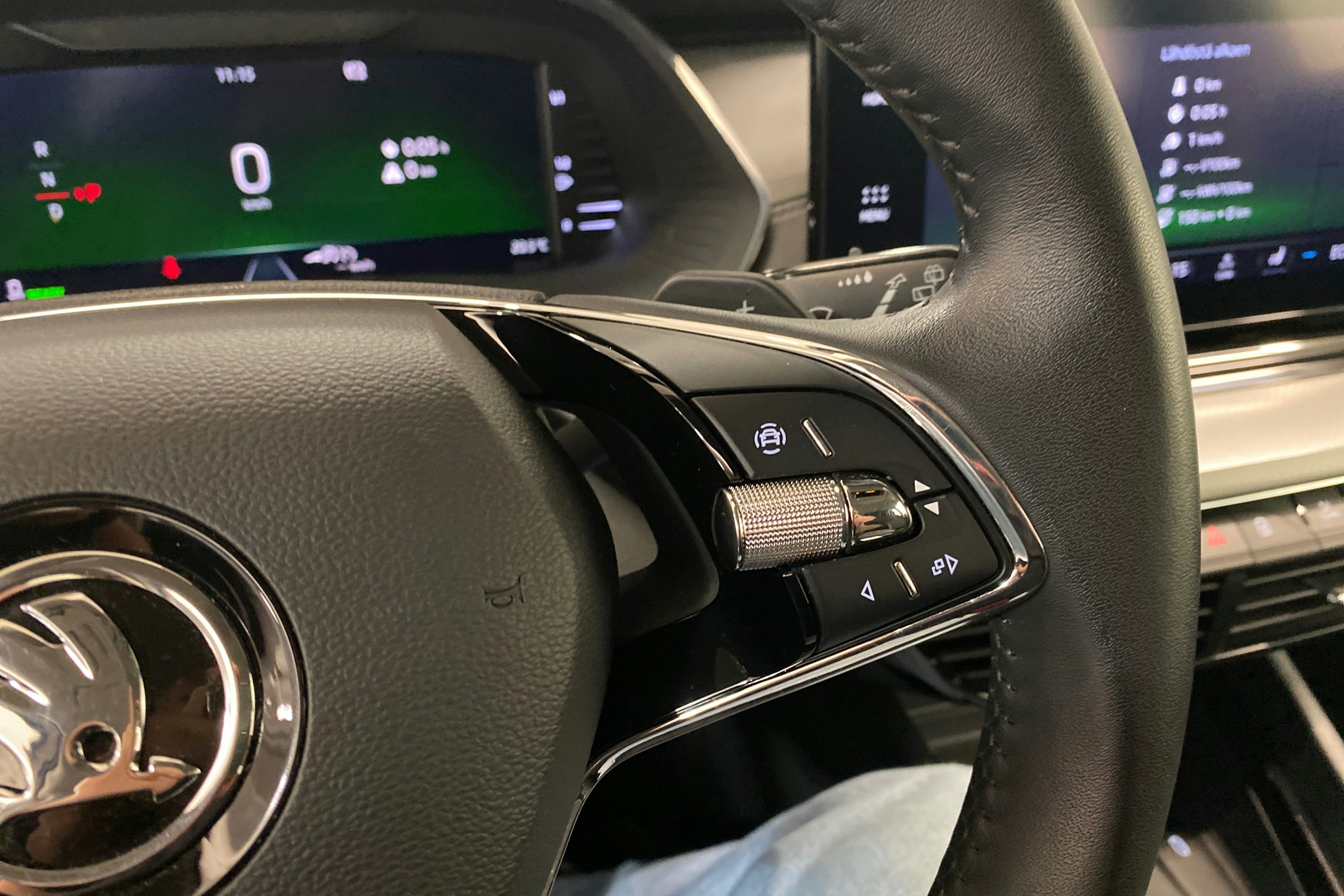 valkoinen Skoda Octavia 2024 kuva 16.