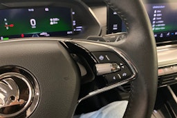 valkoinen Skoda Octavia 2024 kuva 16.