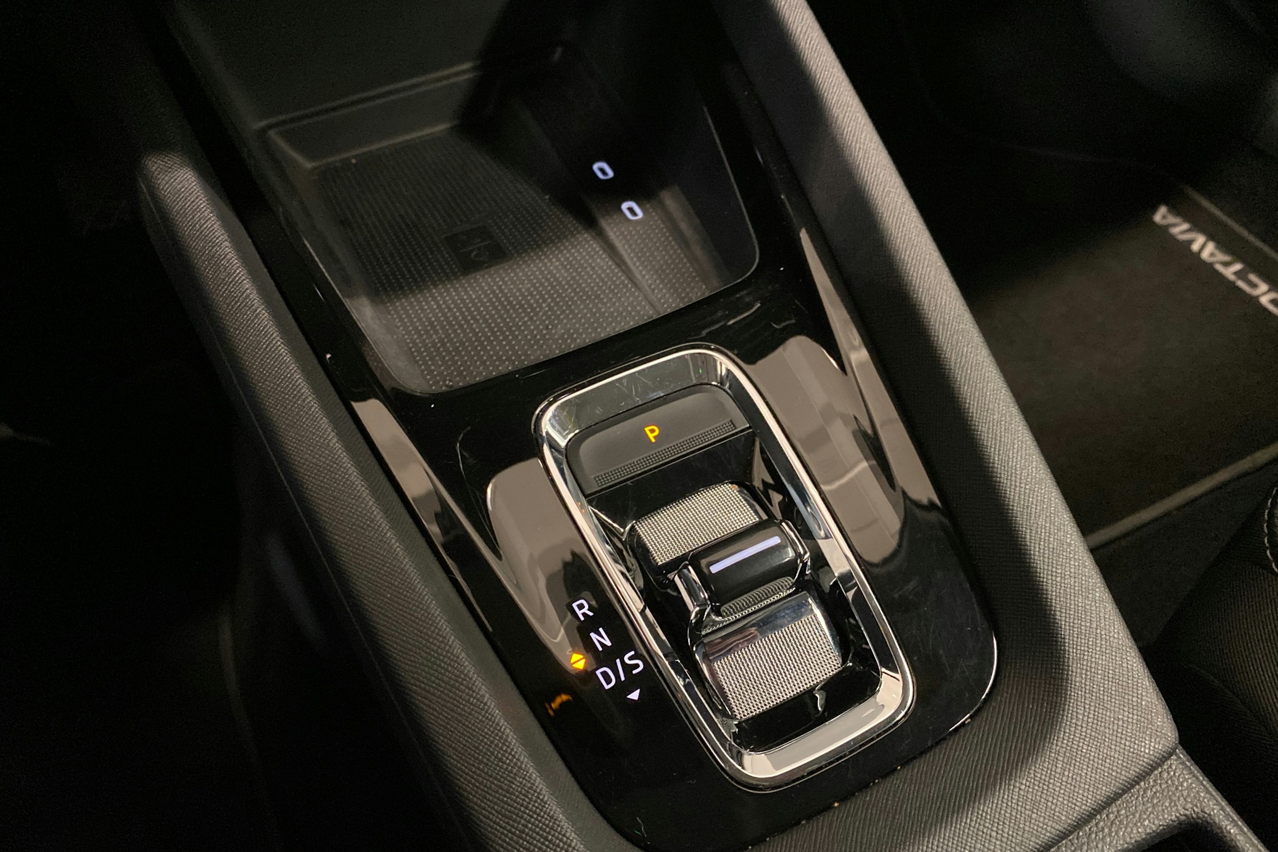 valkoinen Skoda Octavia 2024 kuva 17.