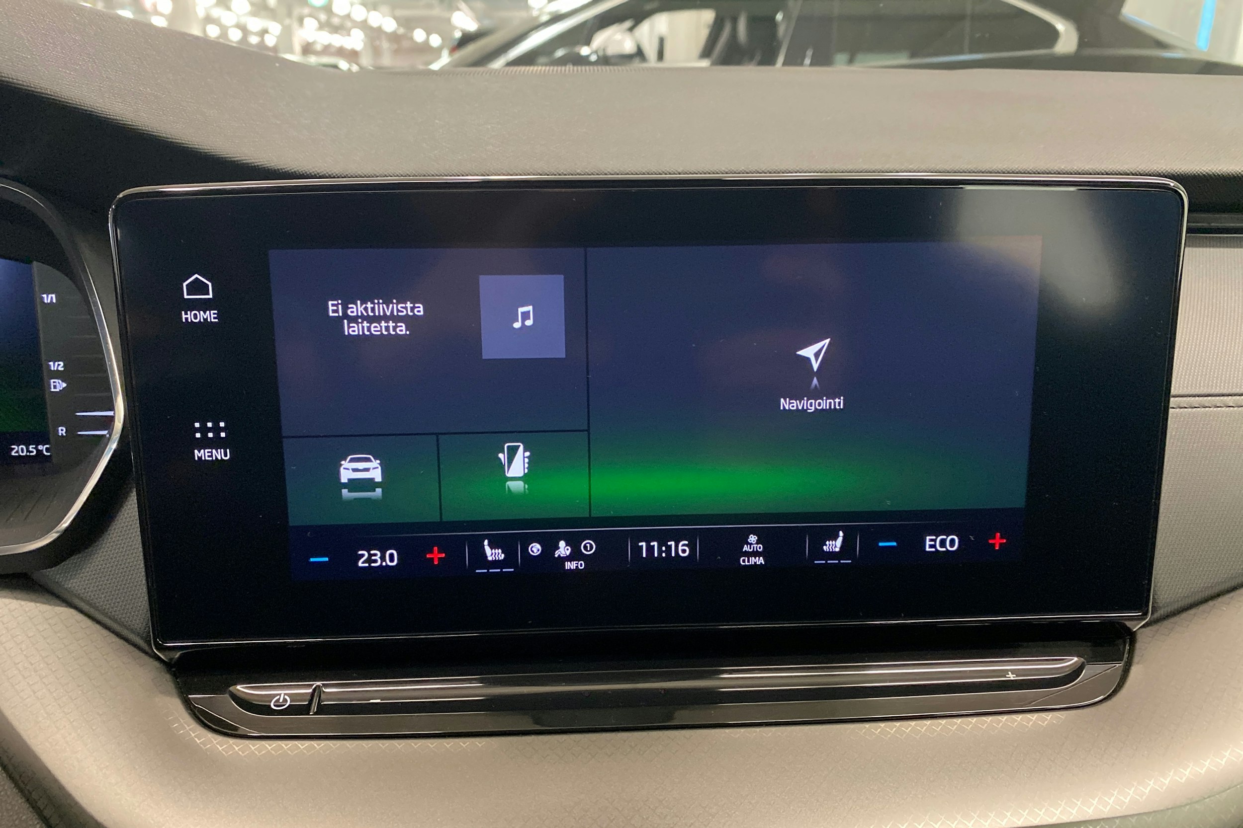 valkoinen Skoda Octavia 2024 kuva 18.