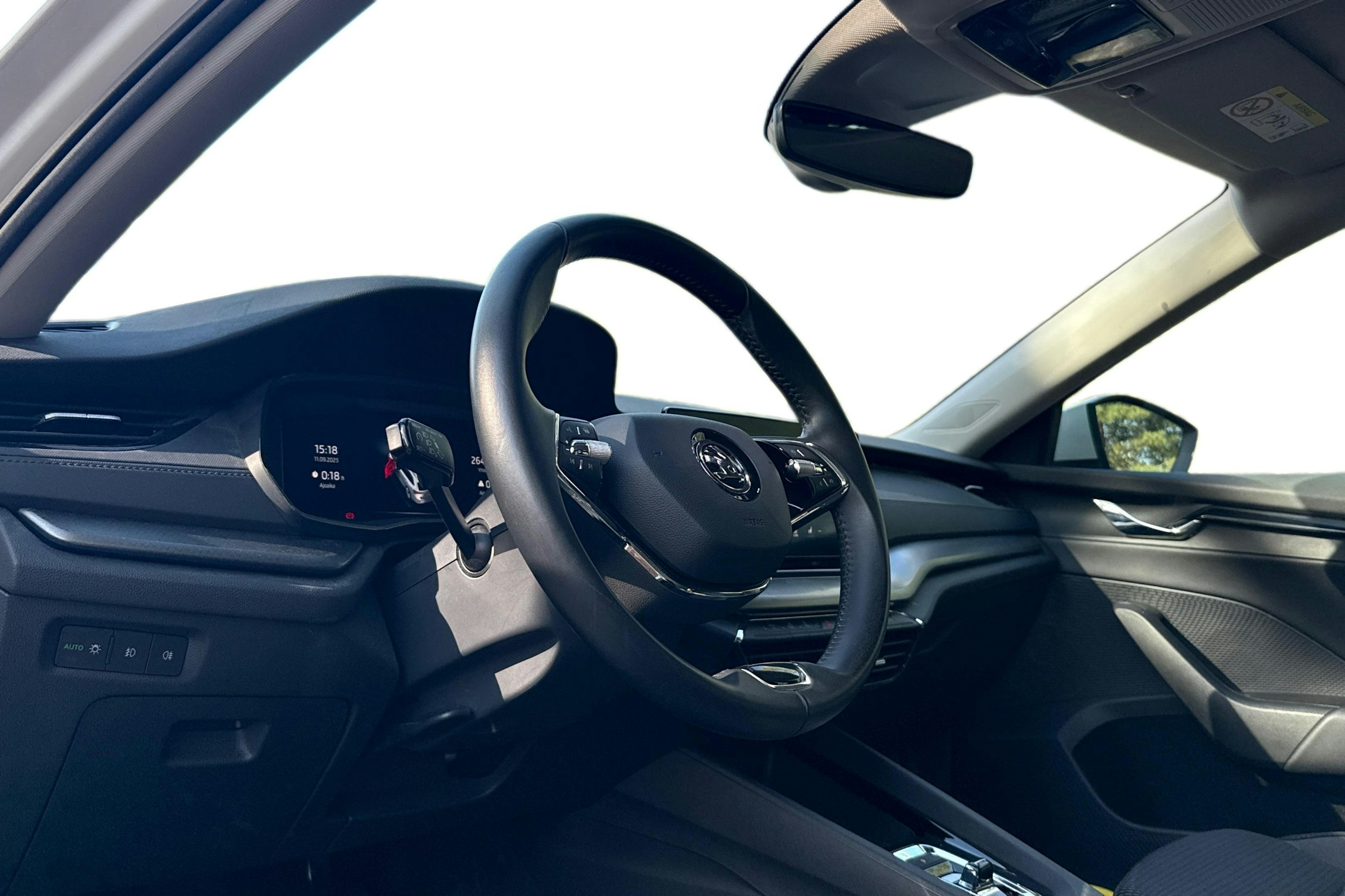 valkoinen Skoda Octavia 2023 kuva 3.