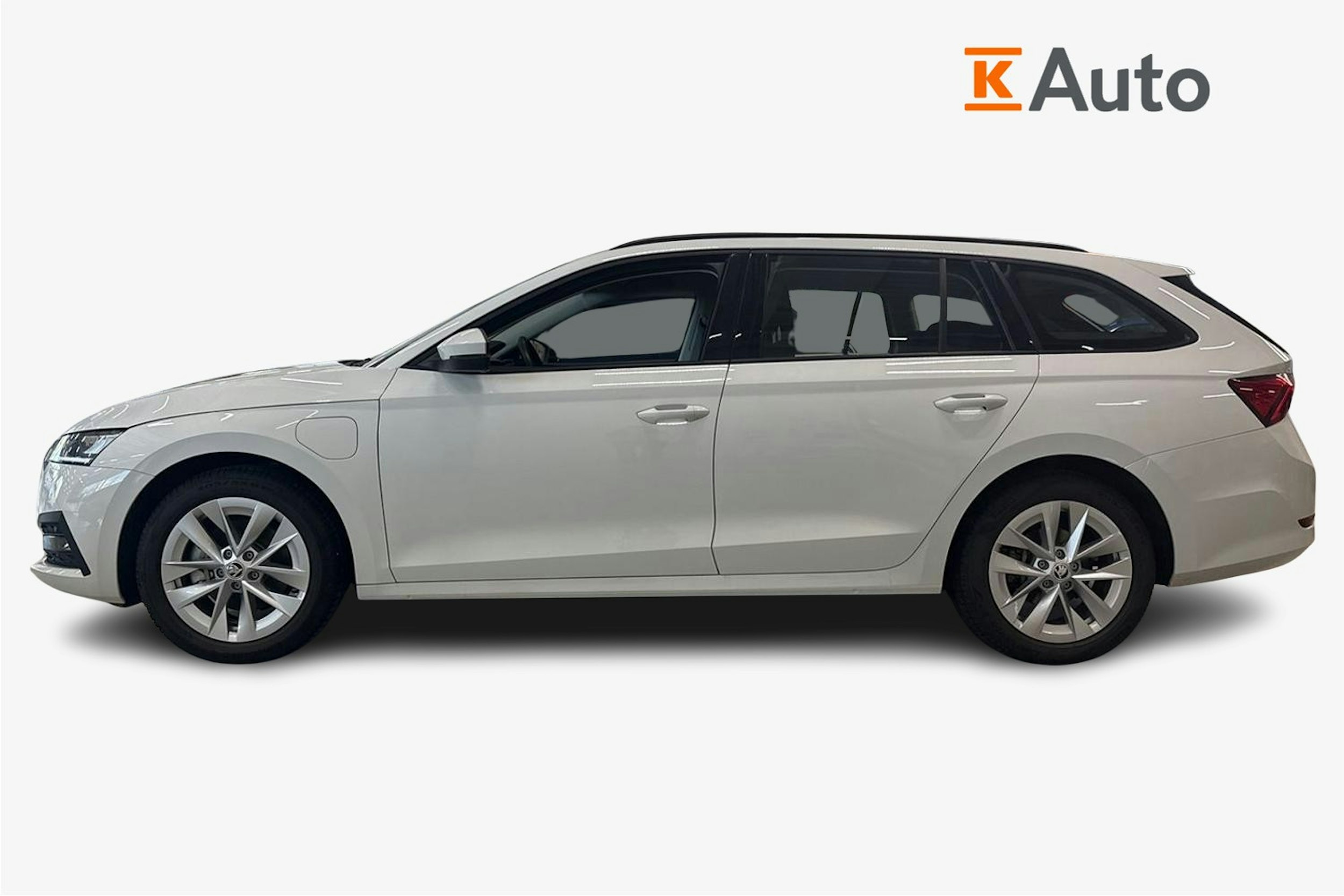valkoinen Skoda Octavia 2023 kuva 6.