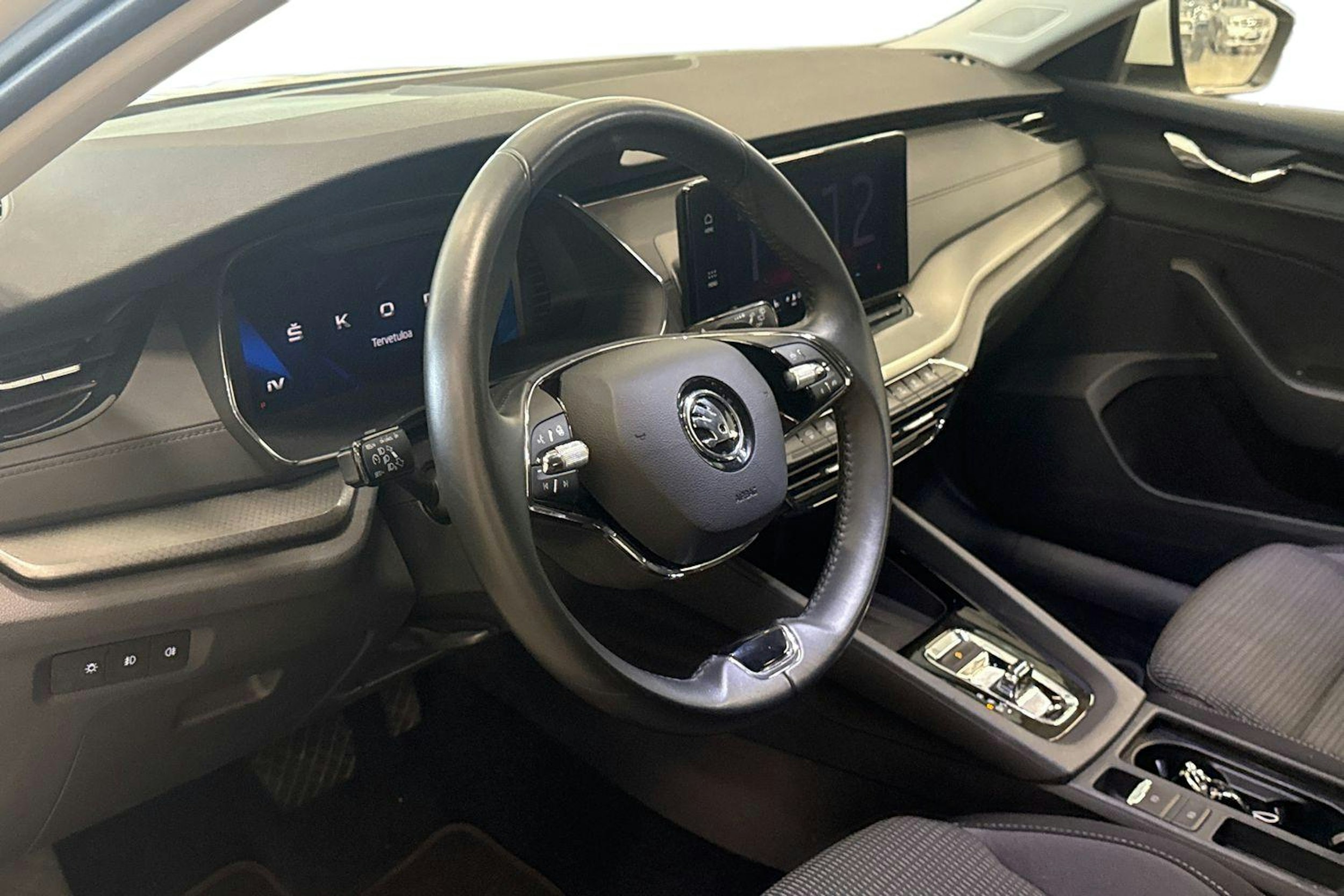 valkoinen Skoda Octavia 2023 kuva 7.