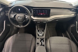 valkoinen Skoda Octavia 2023 kuva 9.