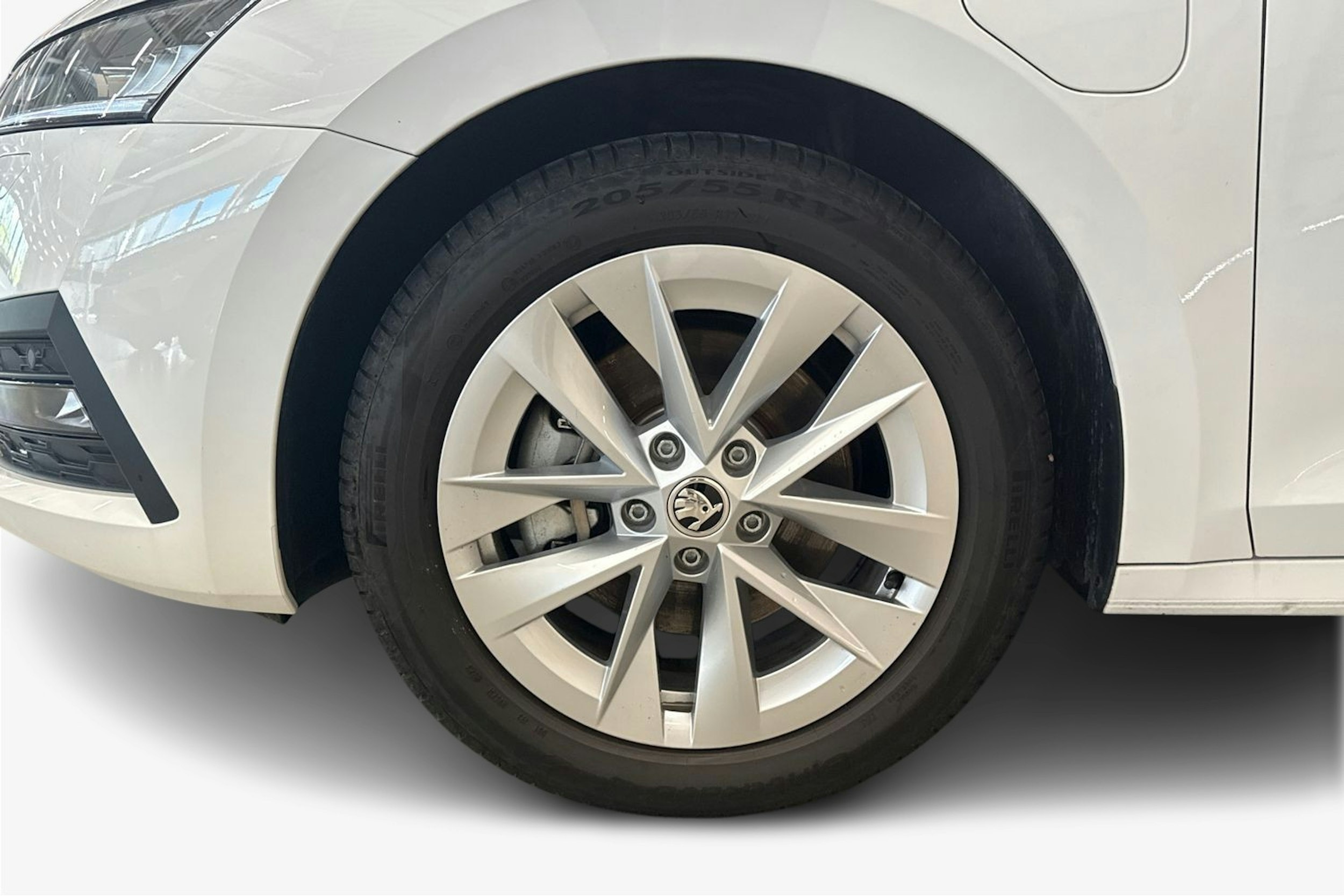 valkoinen Skoda Octavia 2023 kuva 11.