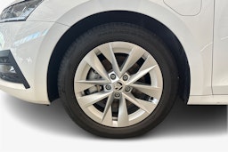 valkoinen Skoda Octavia 2023 kuva 11.