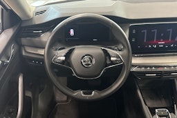 valkoinen Skoda Octavia 2023 kuva 14.