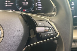 valkoinen Skoda Octavia 2023 kuva 16.