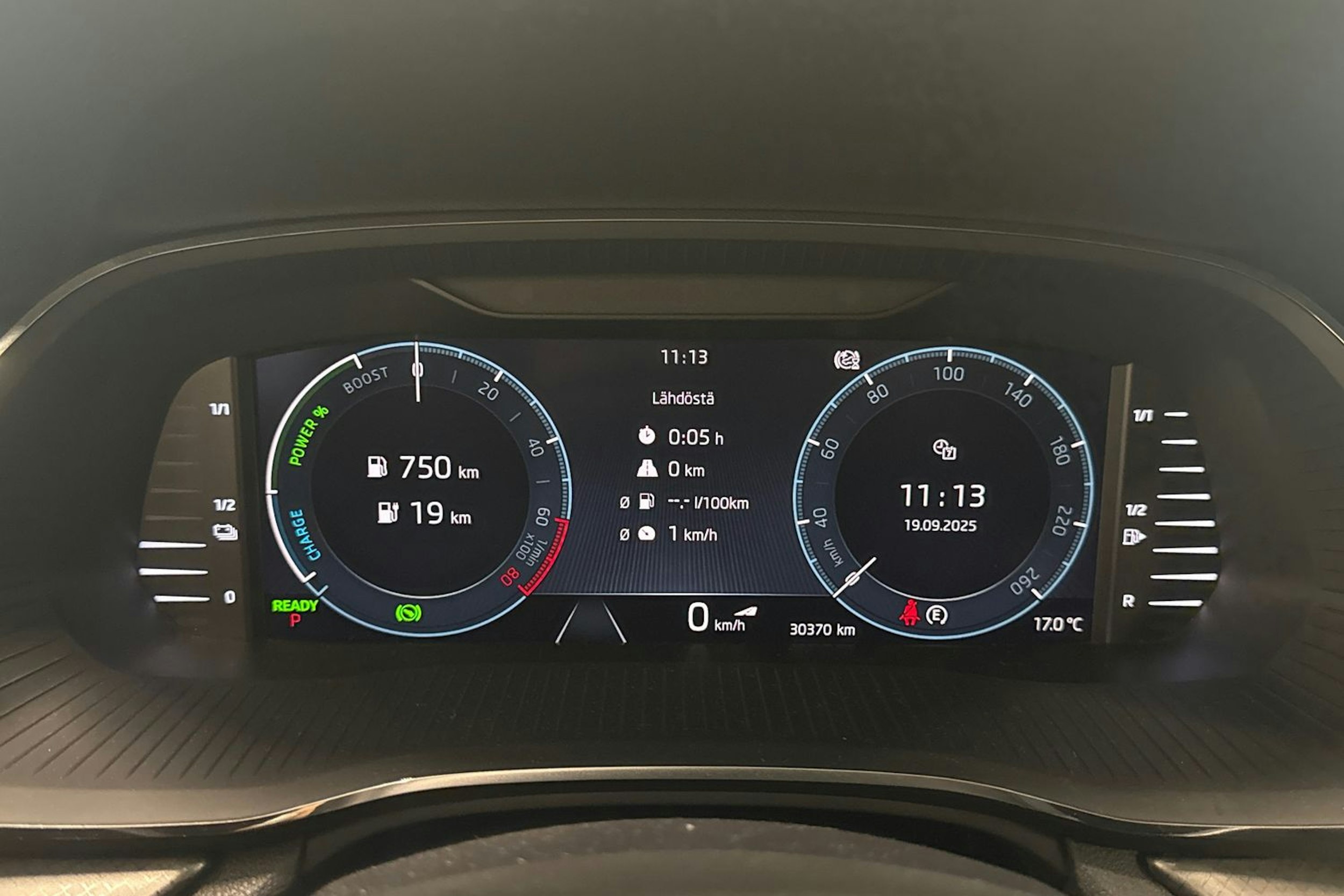 valkoinen Skoda Octavia 2023 kuva 17.