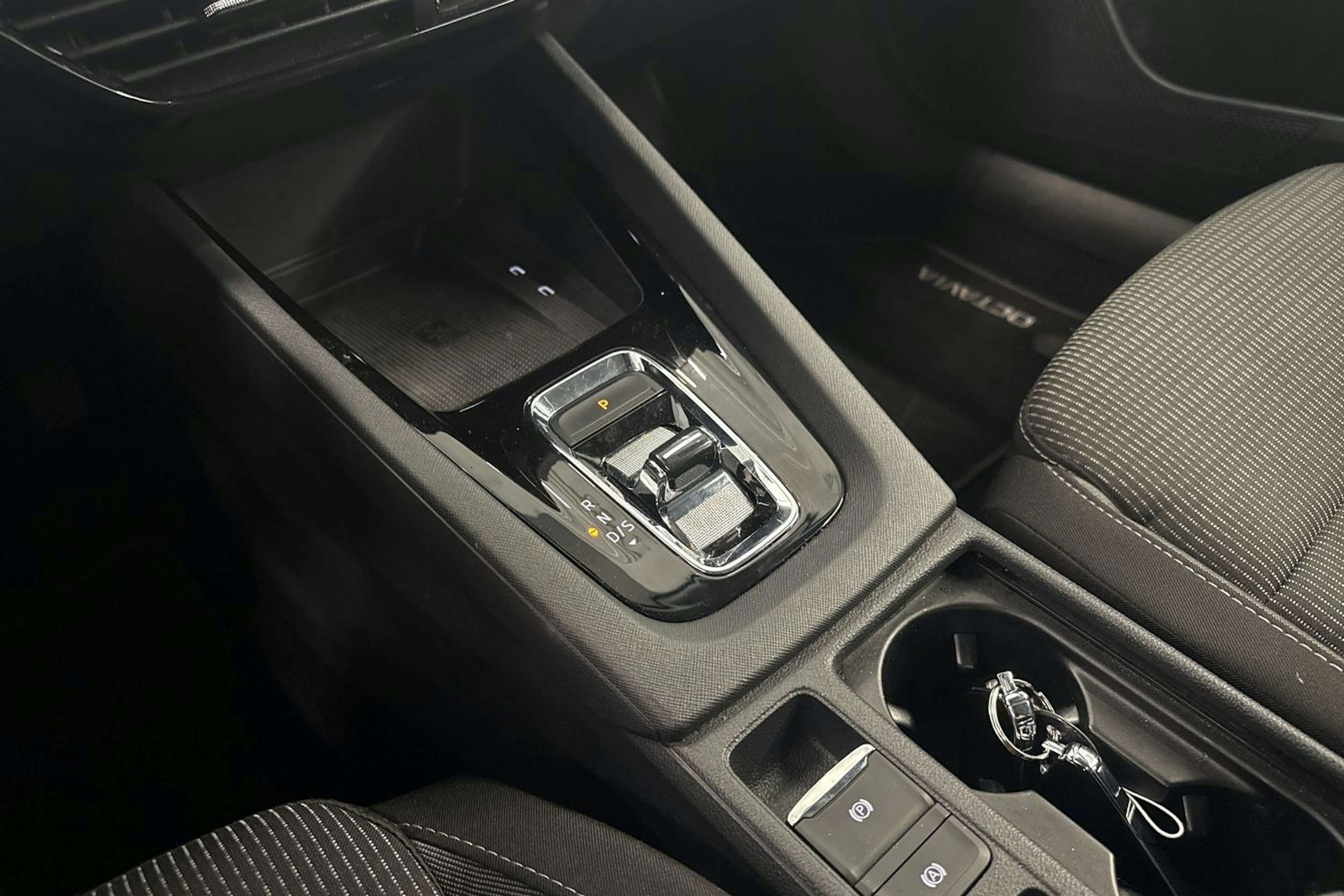 valkoinen Skoda Octavia 2023 kuva 18.