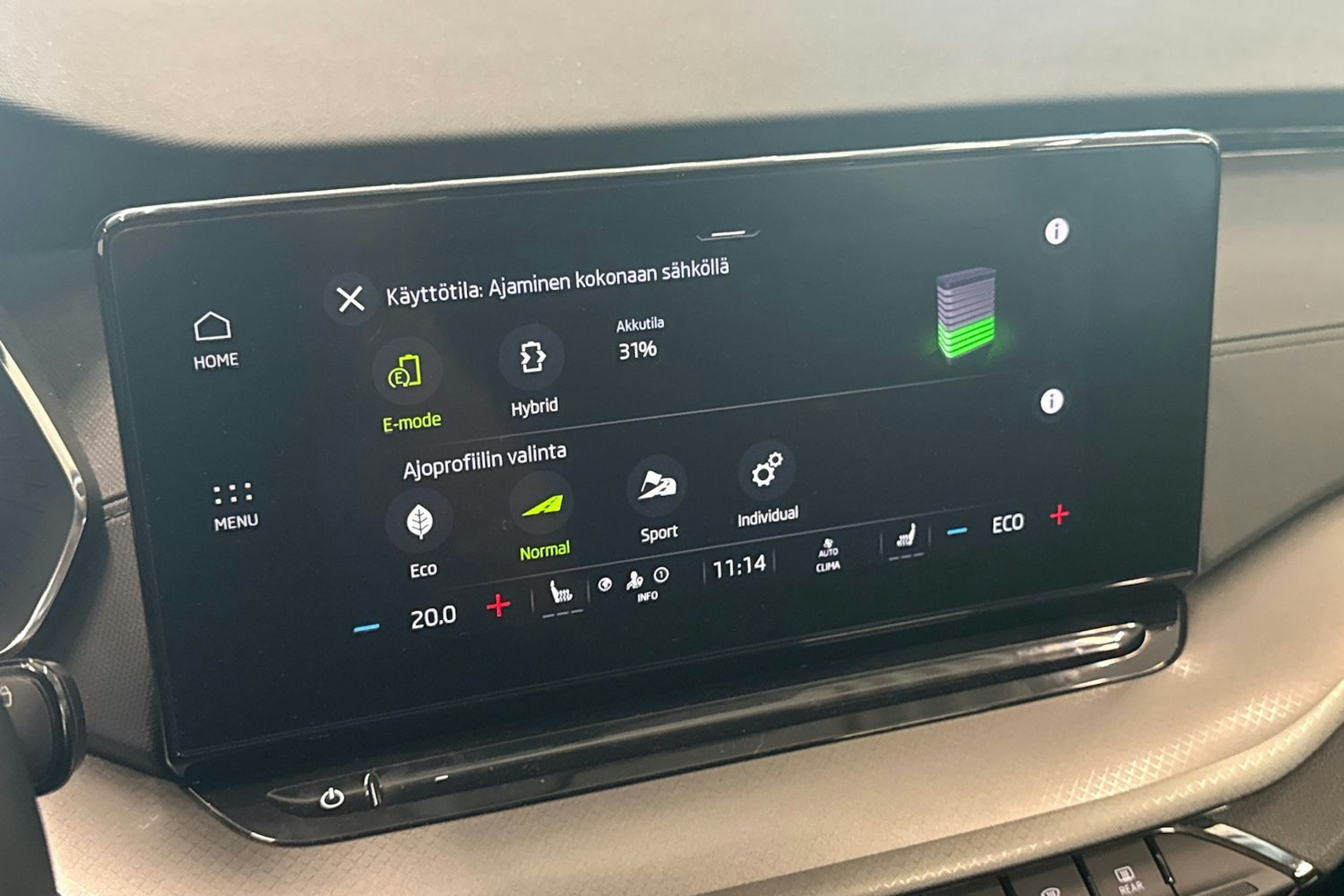 valkoinen Skoda Octavia 2023 kuva 23.