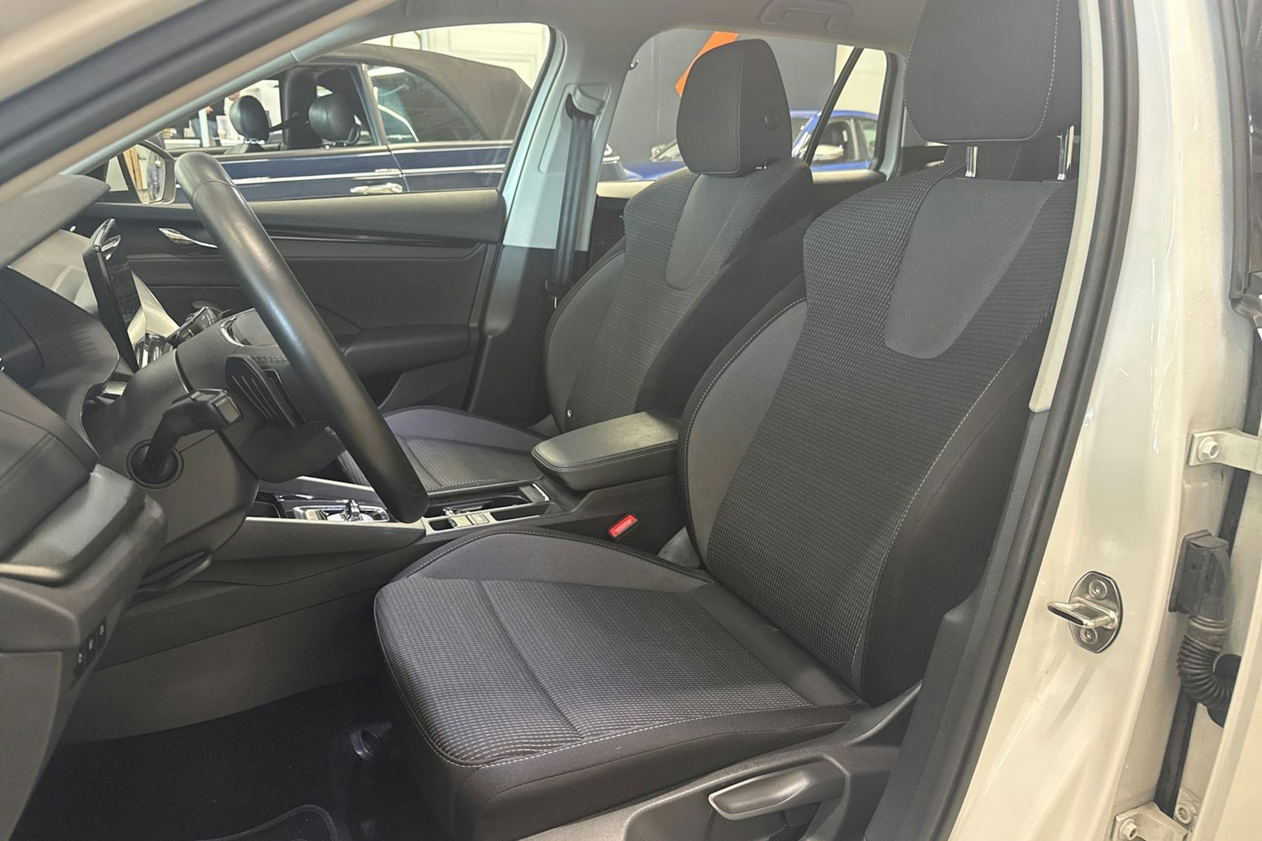 valkoinen Skoda Octavia 2023 kuva 24.