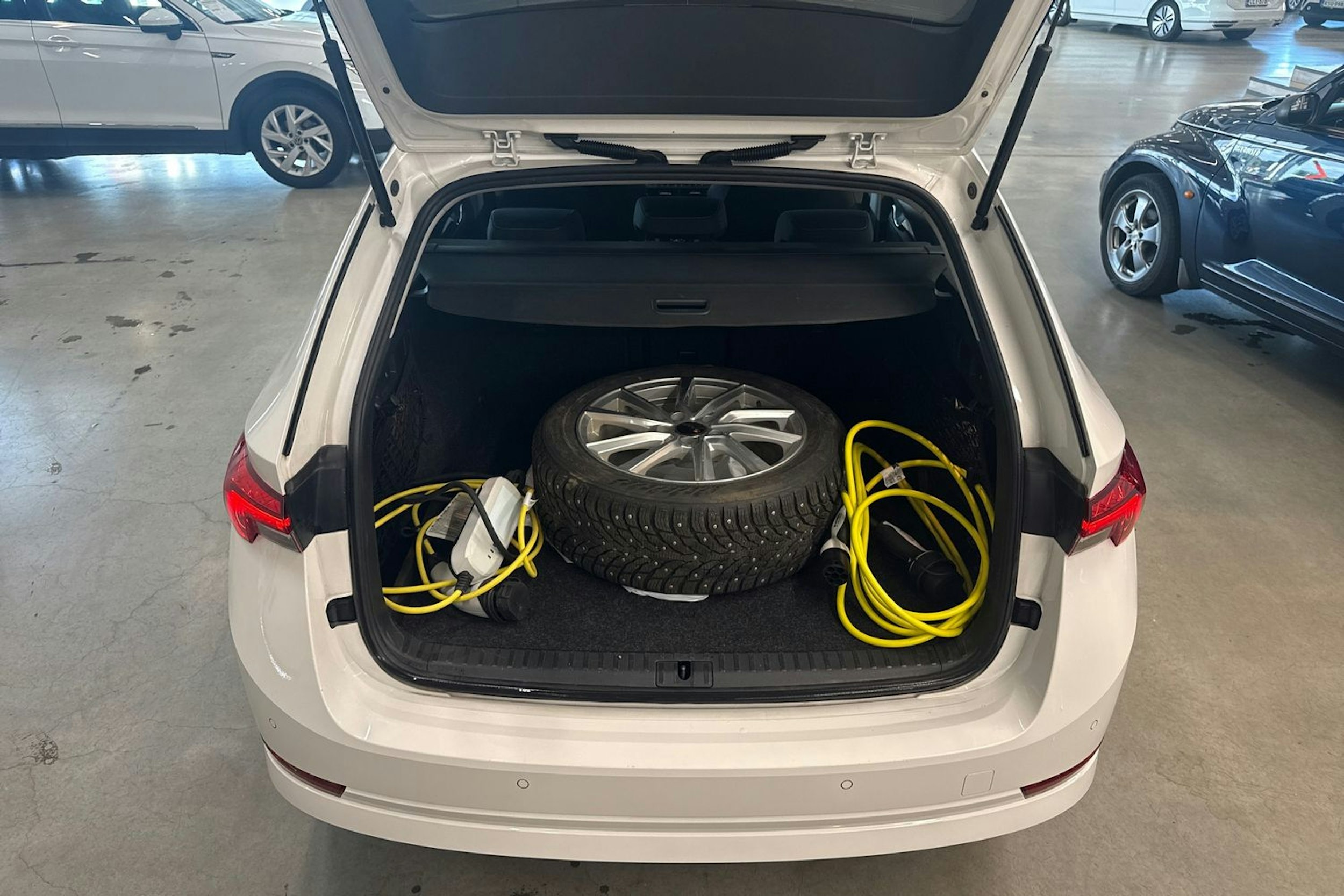 valkoinen Skoda Octavia 2023 kuva 25.