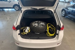 valkoinen Skoda Octavia 2023 kuva 25.