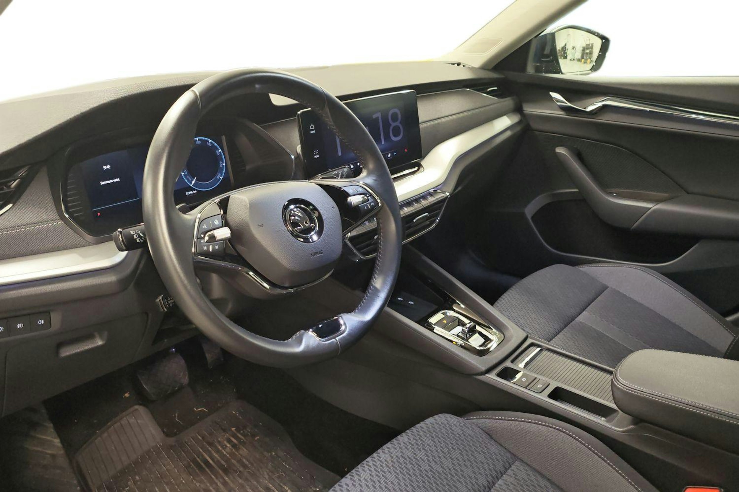 sininen Skoda Octavia 2023 kuva 3.