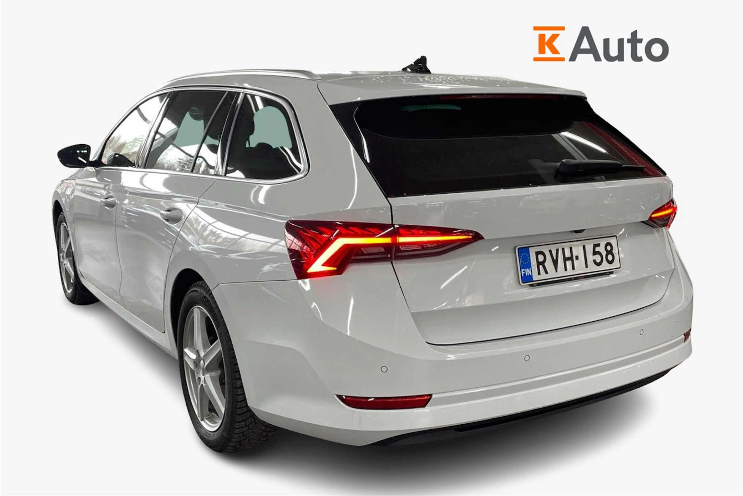 Valkoinen Skoda OCTAVIA 2023 kuva 2.
