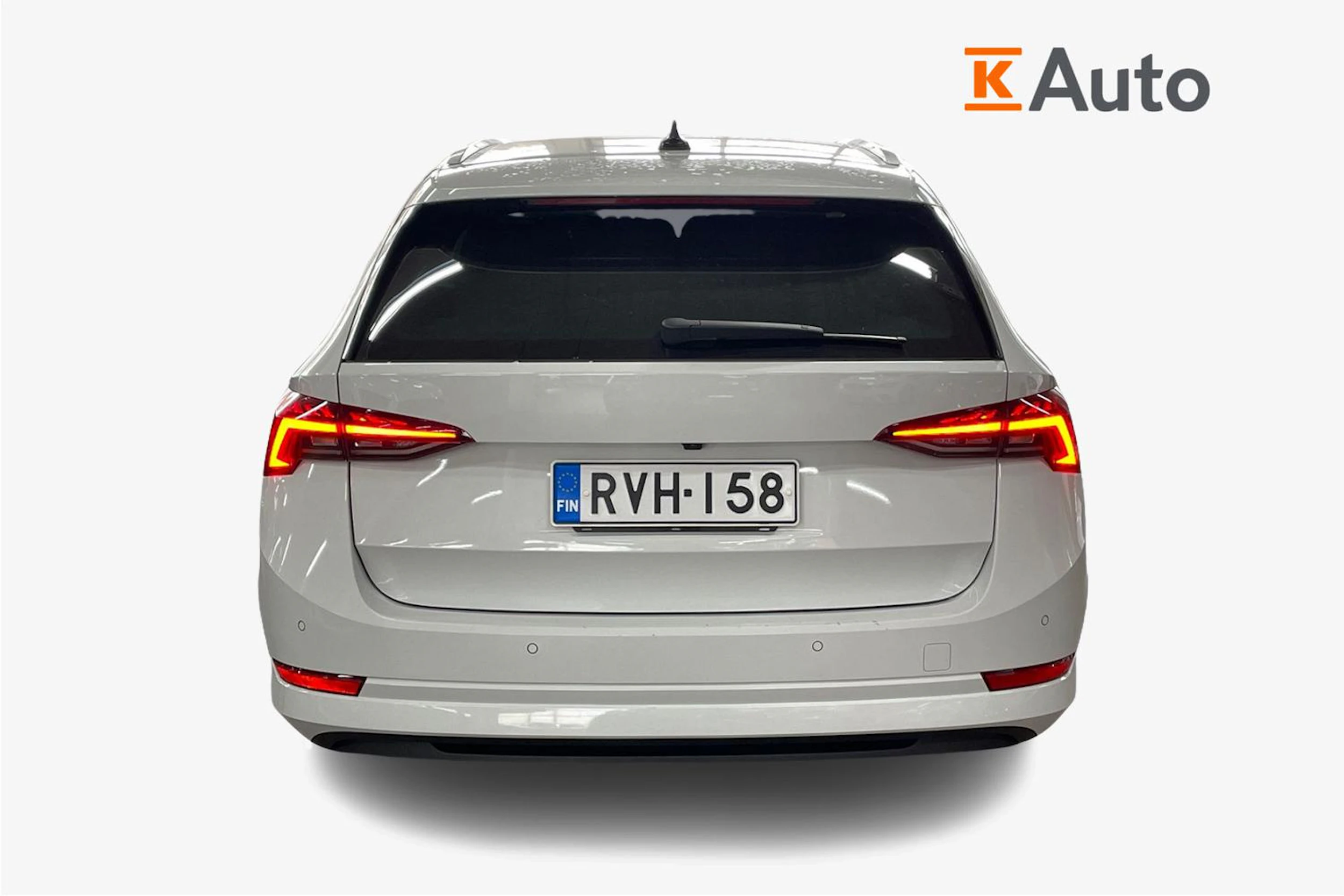 Valkoinen Skoda OCTAVIA 2023 kuva 3.